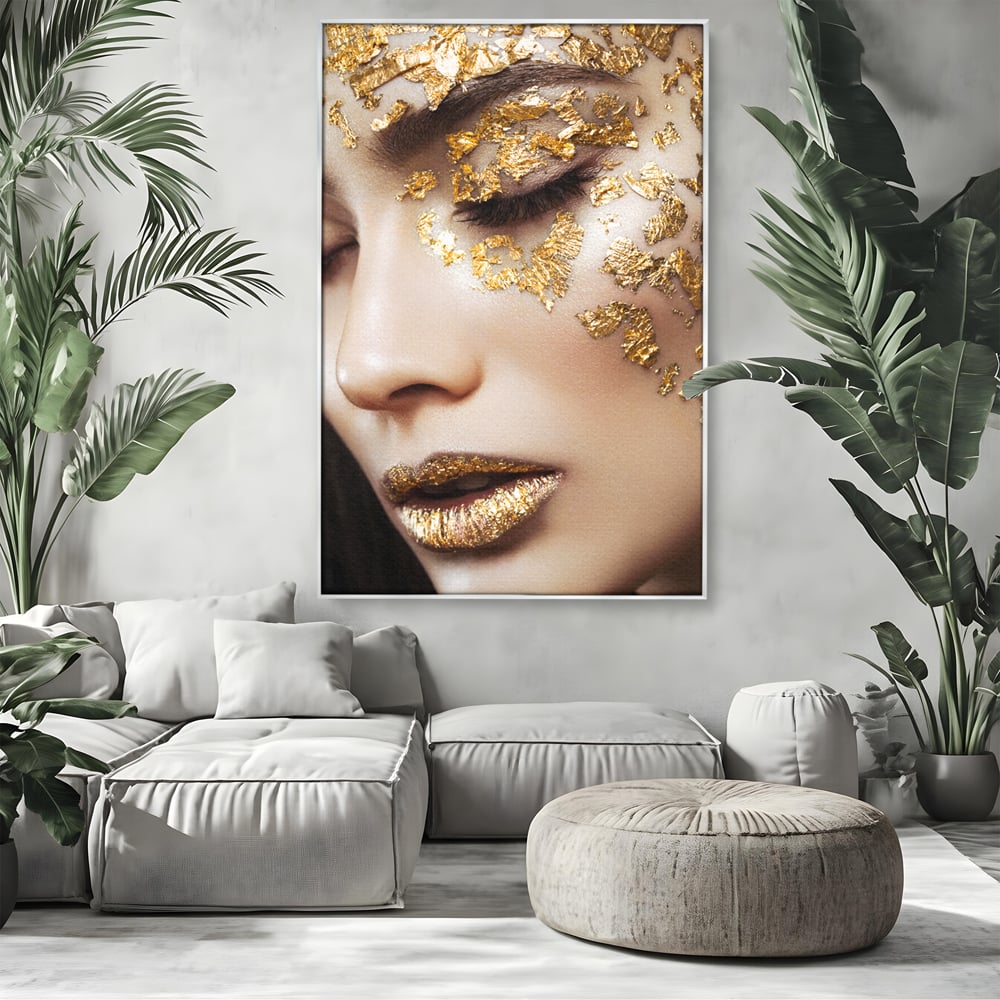 Tablou canvas cu portret feminin cu aplicatii aurii, in rama de aluminiu argintiu, pe perete intr-un living